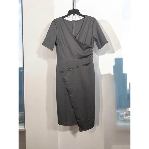 Unbranded Dresses & Skirts - Size M gray dress short sleeve asymmetrical hem gold buttons stretchy vneck midi